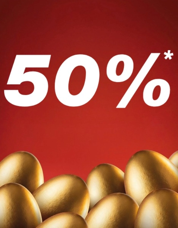 Goldene Eier mit großer weißer „50 %“-Aufschrift auf rotem Hintergrund, als Hinweis auf einen Rabatt oder ein Sonderangebot.