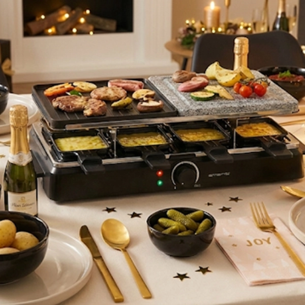 Eine festliche Ausstellung wunderschön dekorierter Geschenkdosen und -schachteln in verschiedenen Formen vor einem leuchtend roten Hintergrund. Weihnachtsdekoration inklusive.