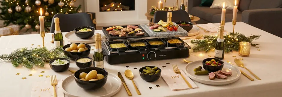 Eine festliche Ausstellung wunderschön dekorierter Geschenkdosen und -schachteln in verschiedenen Formen vor einem leuchtend roten Hintergrund. Weihnachtsdekoration inklusive.