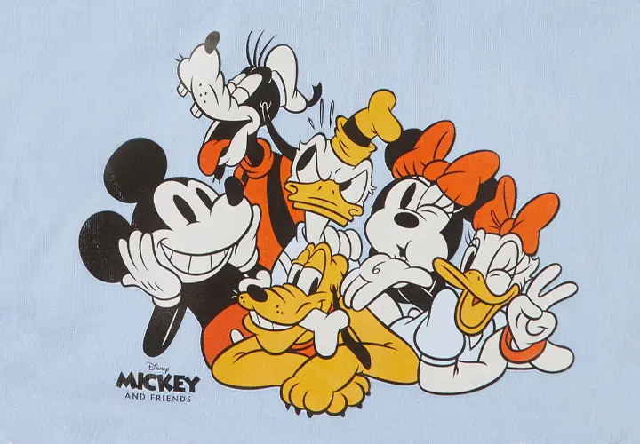 Klassische Disney-Figuren: Mickey, Minnie, Donald, Daisy und Co. lächeln und posieren zusammen.