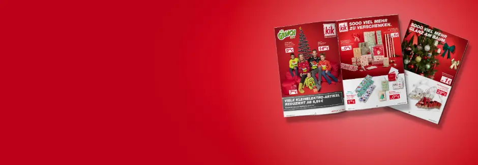 Drei festliche Werbebroschüren auf rotem Hintergrund, die Weihnachtsprodukte und Rabatte mit einer Familie in Weihnachtspullovern zeigen.