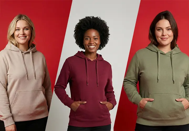 Ein Mann und eine Frau stehen Seite an Seite vor einer schlichten Wand, beide tragen Freizeitkleidung mit Jeans und Turnschuhen.