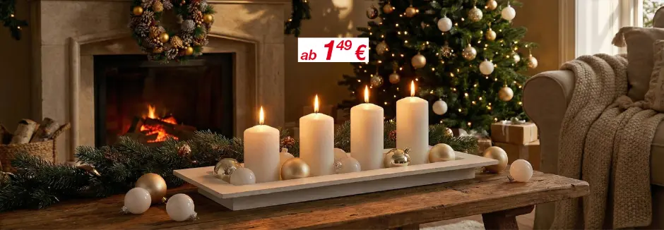 Eine gemütliche Weihnachtsdekoration mit vier brennenden Kerzen auf einem weißen Tablett, umgeben von Grünpflanzen, mit einem Weihnachtsbaum und einem warmen Kamin im Hintergrund.