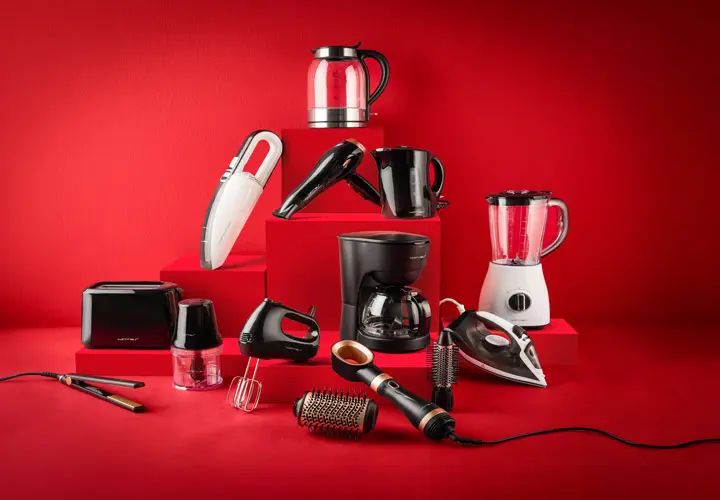 Ein Waffeleisen mit leckeren Waffeln und Erdbeeren.