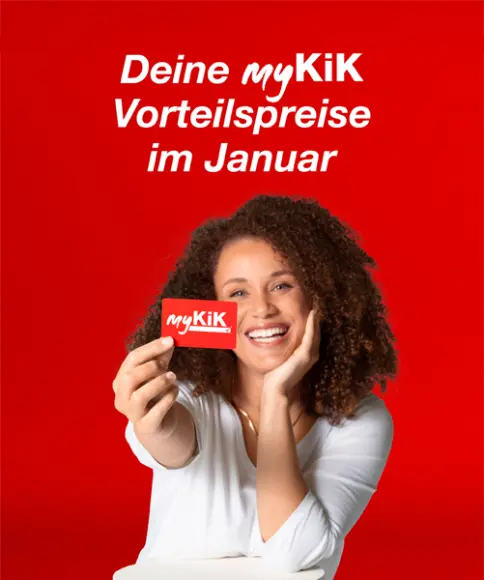 Person hält eine myKiK‑Karte vor rotem Hintergrund mit dem Schriftzug „myKiK‑Angebote im Januar“.
