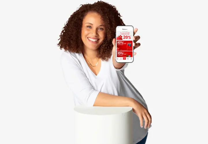 Eine Frau lehnt sich nach vorne und hält einen Smartphone. Auf dem Bildschirm sieht man die Oberfläche der myKiK-App