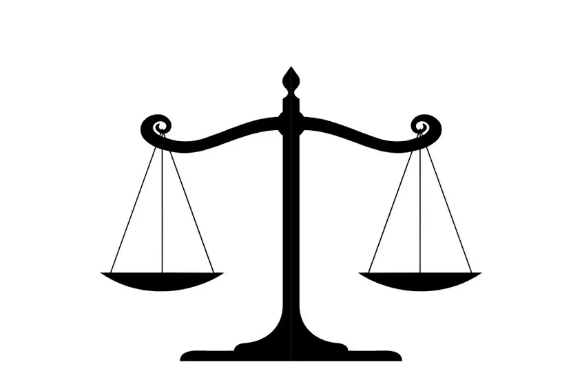 Ein klassisches Gerechtigkeitssymbol: eine ausgewogene Waage in schwarzer Silhouette vor weißem Hintergrund.