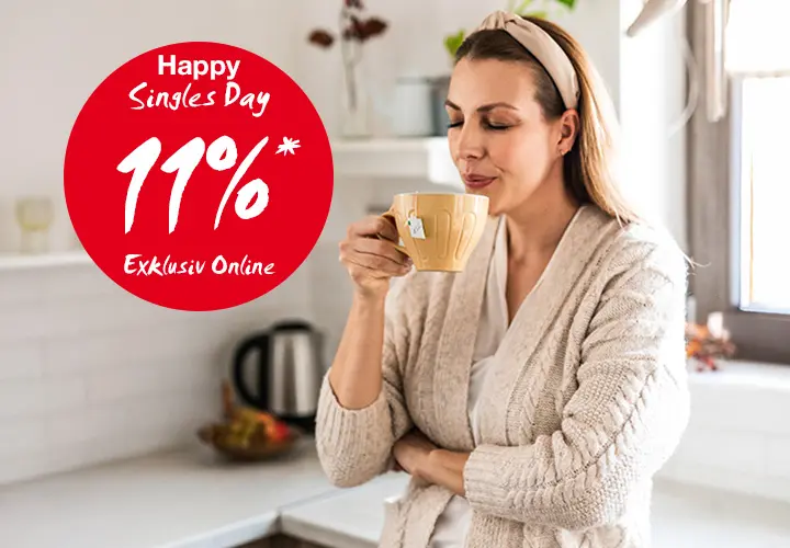 Eine Frau in einem kuscheligen Pullover hält ein warmes Getränk in der Hand, während im Hintergrund eine festliche Grafik für Rabatte zum Singles Day wirbt.