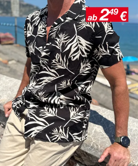 Ein Mann in einem schwarz-weiß gemusterten Hemd mit Blättermotiv sitzt am Meer. Ein Werbetext zeigt die Preise an.