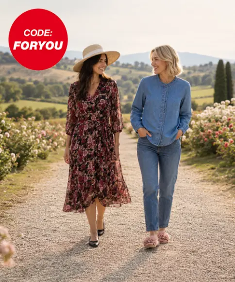 Damen Herbstoutfits im Blumenfeld mit Rabattcode