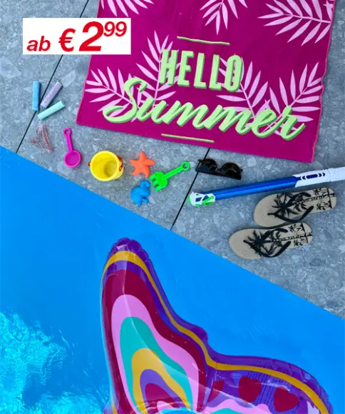 Bunte Sommerartikel auf einer Matte am Pool: Spielzeug, Sandalen, Sonnenbrillen und ein farbenfroher „Hello Summer“-Schriftzug.