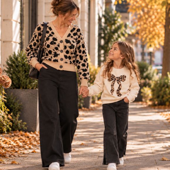 Damen und Mädchen im herbstlichen Leoprint Partnerlook