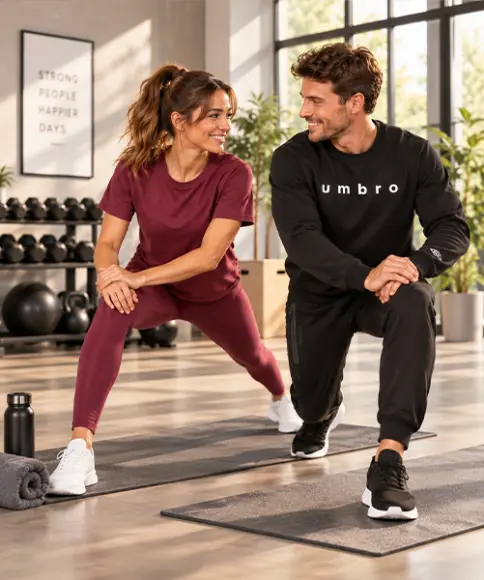 Damen und Herren in sportlichen Outfits beim gemeinsamen Training