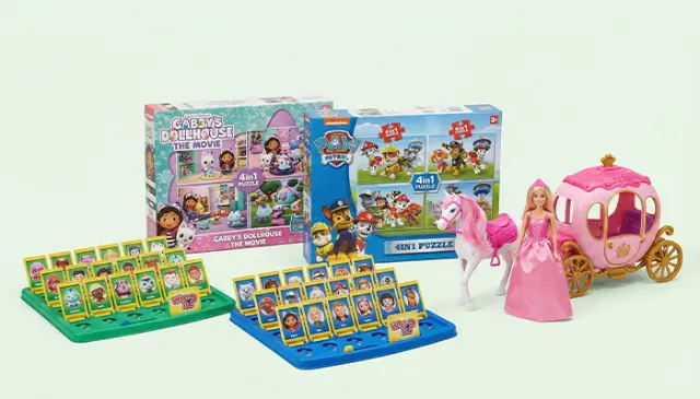 Spielzeugsets mit Figuren und Zubehör auf hellem Hintergrund ausgestellt.