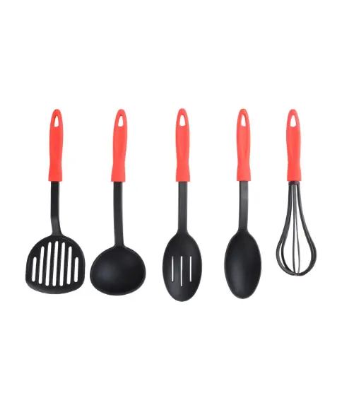 Fünfteiliges Küchenhelfer-Set in Schwarz mit roten Griffen, bestehend aus Pfannenwender, Schöpfkelle, zwei Kochlöffeln und Schneebesen Fünfteiliges Küchenhelfer-Set in Schwarz mit roten Griffen, bestehend aus Pfannenwender, Schöpfkelle, zwei Kochlöffeln und Schneebesen