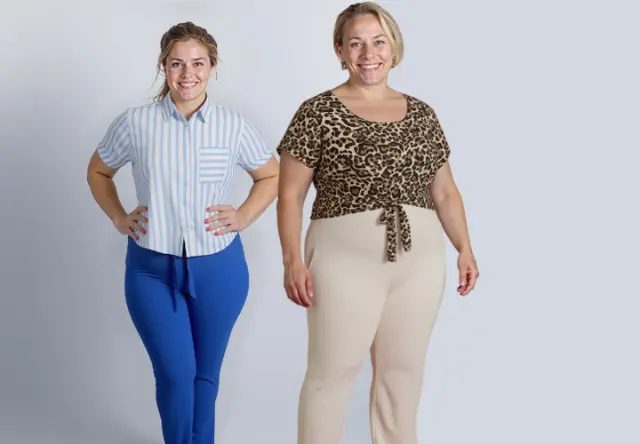 Zwei Frauen stehen nebeneinander, eine in einem gestreiften Hemd und einer blauen Hose, die andere in einem Oberteil mit Leopardenmuster und einer beigen Hose, und posieren selbstbewusst.