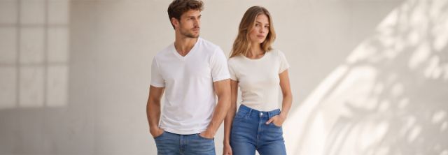 Damen- und Herren Basic T-Shirts in Weiß mit Jeans für einen zeitlosen und vielseitigen Freizeitlook