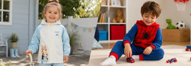 Geteiltes Kampagnenbild mit Bluey- und Spider-Man-Kinderbekleidung: Links steht ein Kind in einer hellen Bluey-Regenjacke im Garten, rechts spielt ein Kind im Spider-Man-Hoodie entspannt mit einem Spielzeugauto im Kinderzimmer. Geteiltes Kampagnenbild mit Bluey- und Spider-Man-Kinderbekleidung: Links steht ein Kind in einer hellen Bluey-Regenjacke im Garten, rechts spielt ein Kind im Spider-Man-Hoodie entspannt mit einem Spielzeugauto im Kinderzimmer.