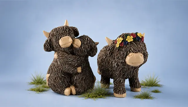 Dekorative Highland Rinder Figuren aus Kunstharz mit Blumenkranz für Wohn und Gartendekoration