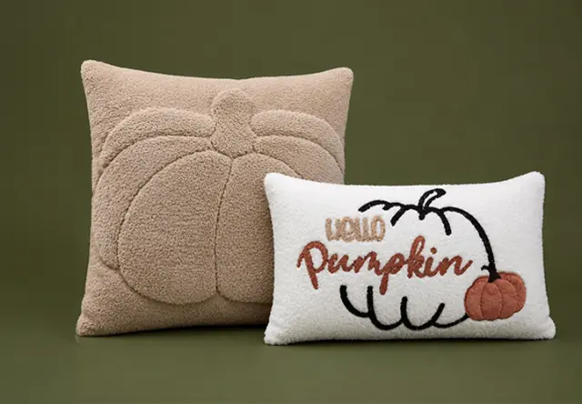 Herbstliche Dekokissen in Beige und Weiß mit Kürbismotiven und Schriftzug