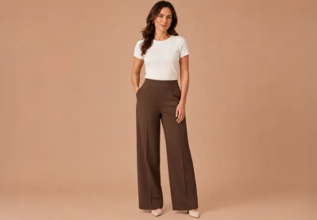 Damen Outfit mit weißem T-Shirt, brauner Hose mit weitem Bein und hellen Schuhen