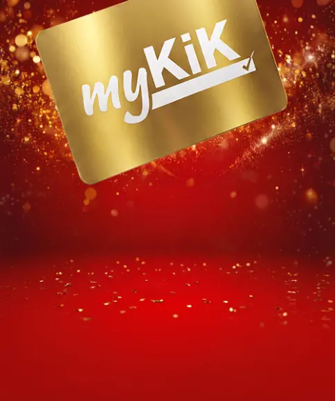 Goldene myKiK Kundenkarte auf rotem Hintergrund
