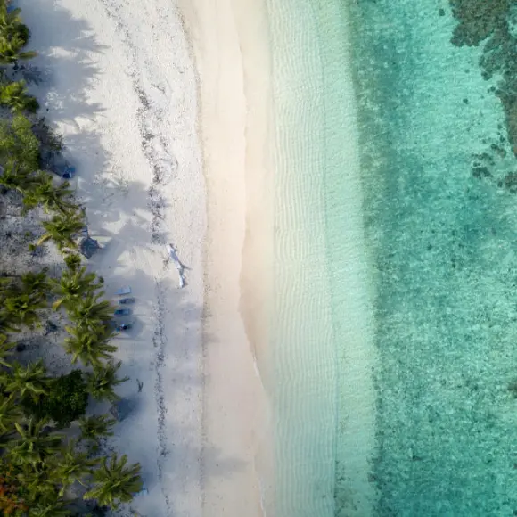 weißer Strand mit türkisem Wasser