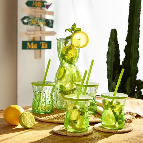 Ein 4er Glas-Set in grün mit Decken und Strohhalm, dazu passen eine Karaffe