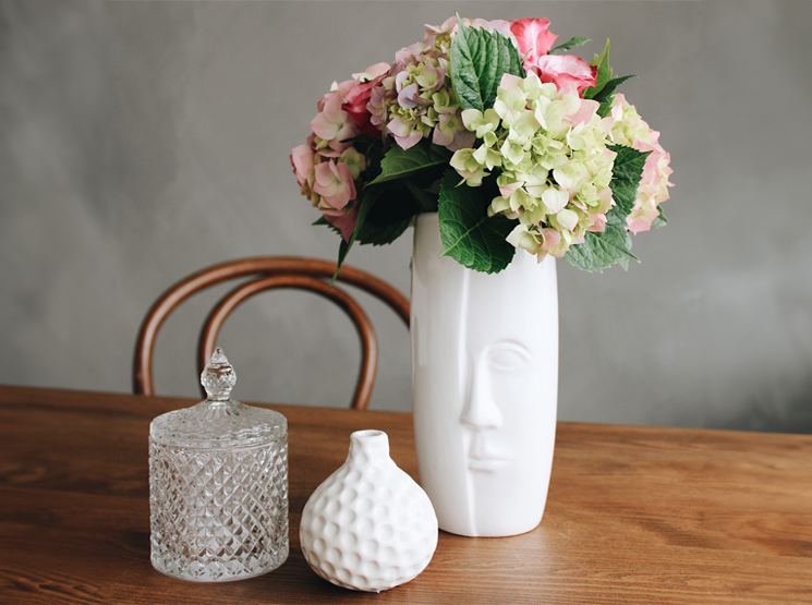 Kunstblumen & Vasen zum Dekorieren
