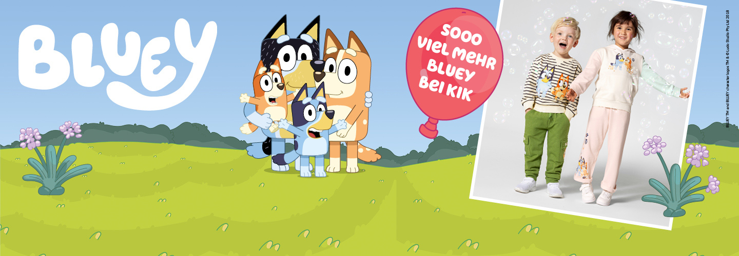 Ein farbenfrohes Werbefoto mit Figuren aus „Bluey“ und Kindern in verspielter Kleidung vor einer grünen Kulisse mit Blumen.