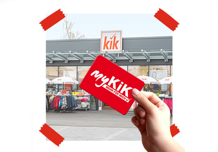 Die myKiK-Vorteilskarte wird vor einer KiK-Filiale in die Kamera gehalten.
