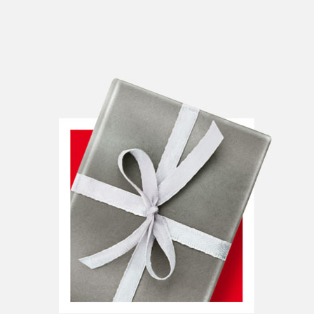 Geschenkpaket mit grauem Papier und silberner Schleife.