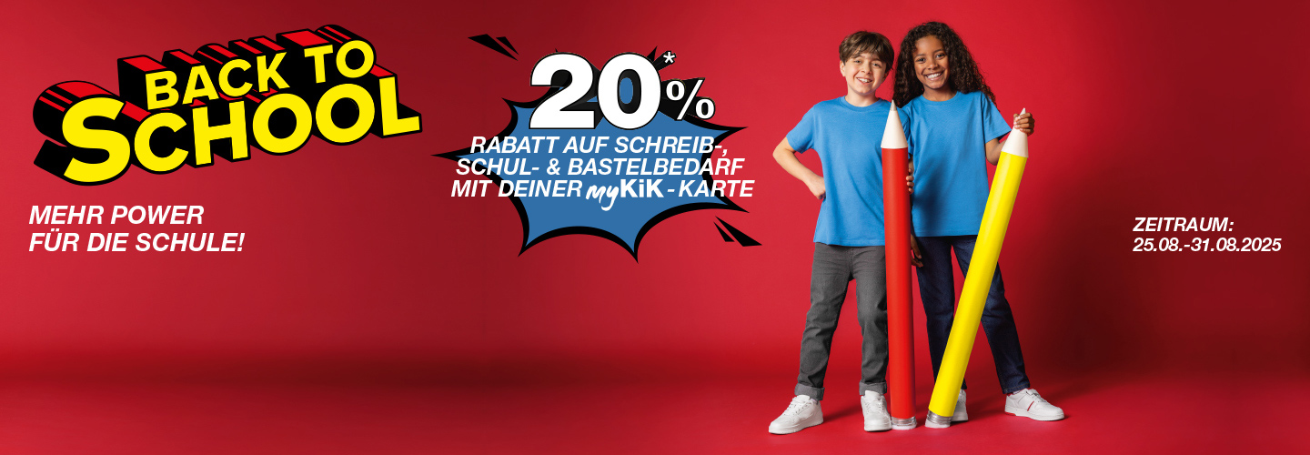 Zwei Kinder in blauen Shirts halten übergroße Buntstifte vor einem leuchtend roten Hintergrund – als Teil einer Aktion zum Schulstart.