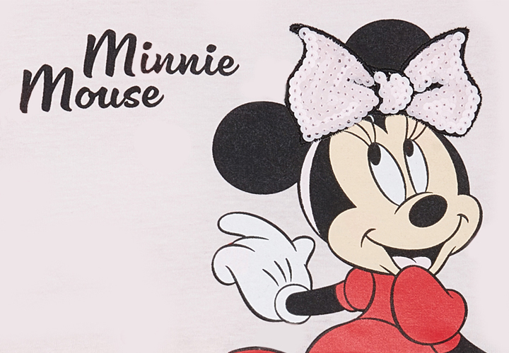Mickey Maus Minnie Mouse hat ein rotes Kleid und eine rosa pailetten Schleife an und ist vor einem rosanen Hintergrund