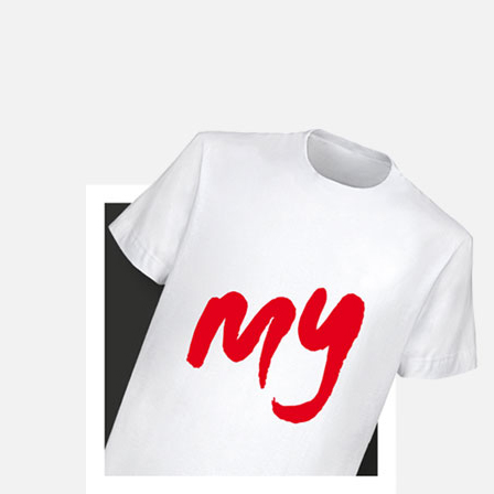 Ein weißes T-Shirt mit einem auffallenden roten Aufdruck in roter Farbe und dem Schriftzug "my"