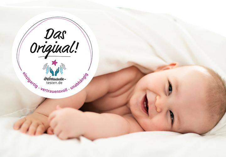Ein friedliches Baby, das sich in ein weiches Bettchen schmiegt, mit einem Logo-Overlay, auf dem „Das Original!“ steht, was auf eine vertrauenswürdige Marke hinweist.