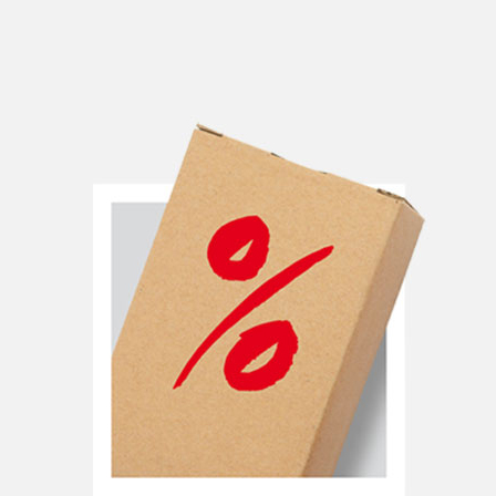 Eine Nahaufnahme eines braunen Kartons mit einem auffälligen roten Prozentsymbol auf der Vorderseite.